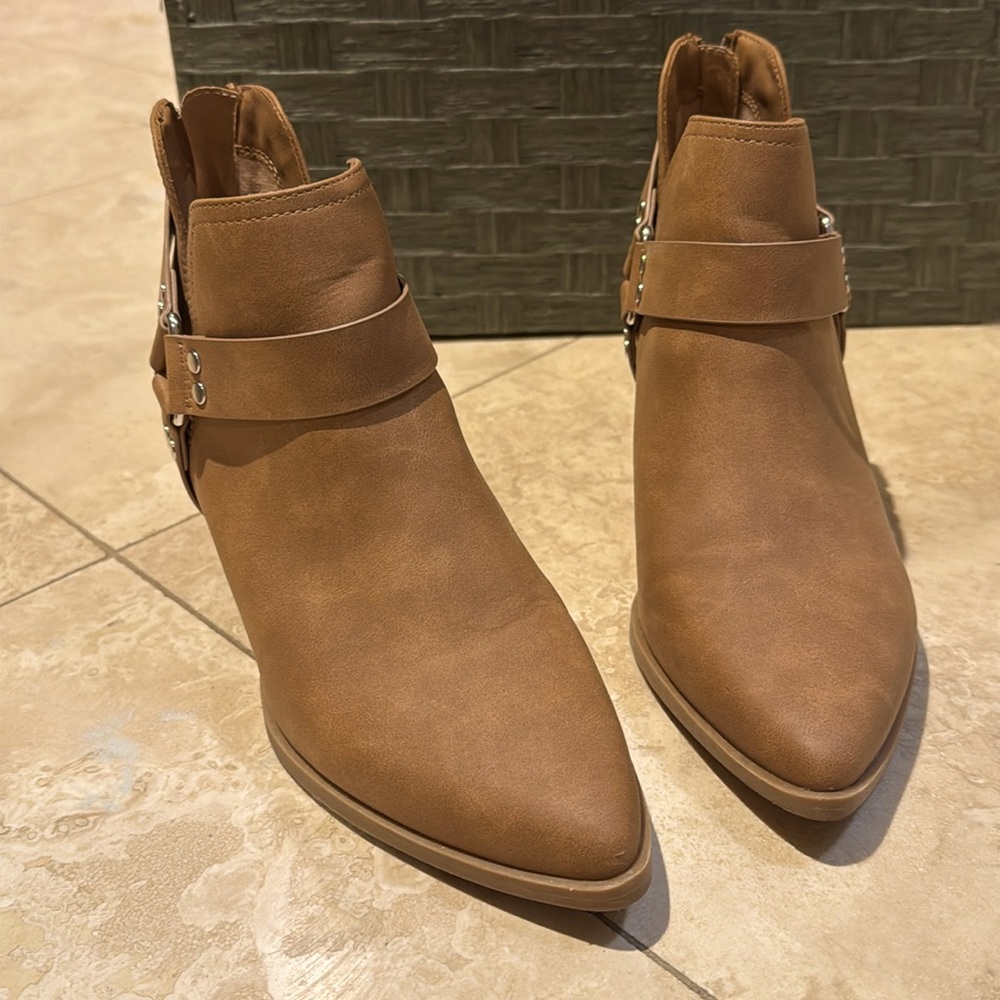 Dolce Vita Women Kramer Short Boots. Size 8 in Tan (looks Brown)